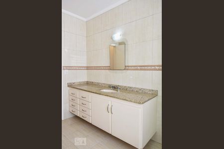 Casa à venda com 330m², 4 quartos e 5 vagasBanheiro 01