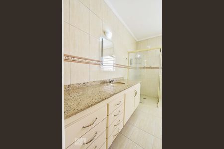 Casa à venda com 330m², 4 quartos e 5 vagasBanheiro 01