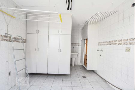 Casa à venda com 330m², 4 quartos e 5 vagasLavanderia