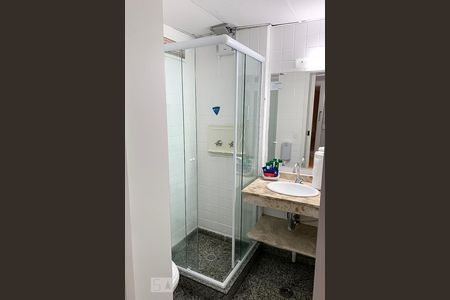 Banheiro de kitnet/studio para alugar com 1 quarto, 40m² em Pompeia, São Paulo