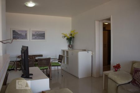 Sala de apartamento para alugar com 2 quartos, 70m² em Barra da Tijuca, Rio de Janeiro