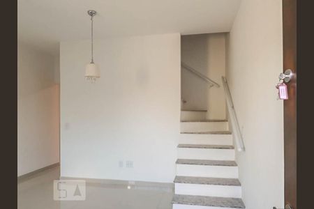 Casa de condomínio à venda com 62m², 2 quartos e 2 vagasSala