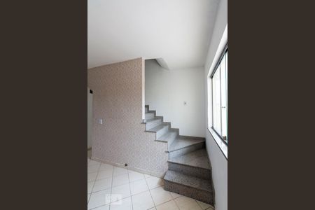 Escada de casa de condomínio para alugar com 2 quartos, 80m² em Jardim Jabaquara, São Paulo