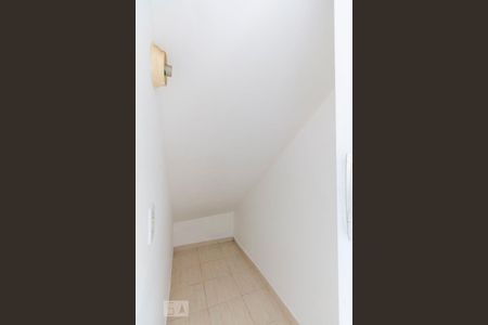 depósito embaixo da escada de casa de condomínio para alugar com 2 quartos, 80m² em Jardim Jabaquara, São Paulo