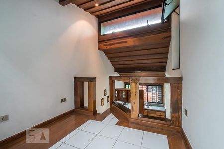 Casa à venda com 172m², 3 quartos e 2 vagas Casa à venda com 172m², 3 quartos e 2 vagasEscada