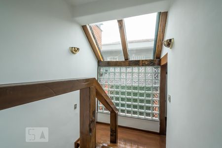 Casa à venda com 172m², 3 quartos e 2 vagas Casa à venda com 172m², 3 quartos e 2 vagasEscada