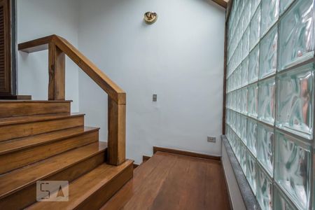 Casa à venda com 172m², 3 quartos e 2 vagas Casa à venda com 172m², 3 quartos e 2 vagasEscada