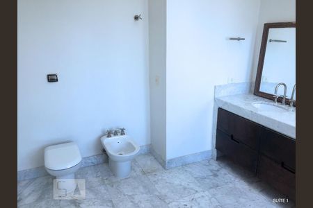 Casa à venda com 600m², 4 quartos e 6 vagasBanheiro suite 1