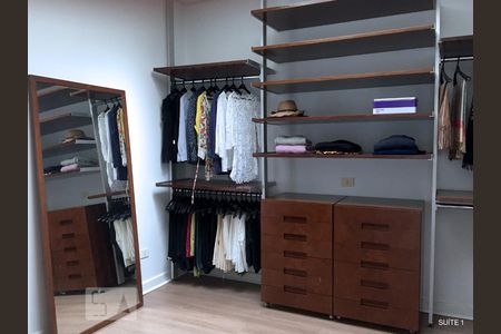 Casa à venda com 600m², 4 quartos e 6 vagassuite 1