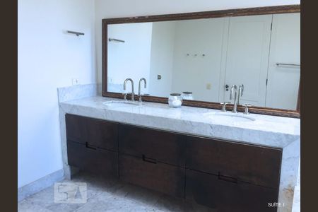 Casa à venda com 600m², 4 quartos e 6 vagasBanheiro suite 1