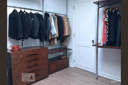 Casa à venda com 600m², 4 quartos e 6 vagassuite 1