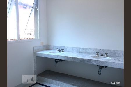 Casa à venda com 600m², 4 quartos e 6 vagasBanheiro Corredor