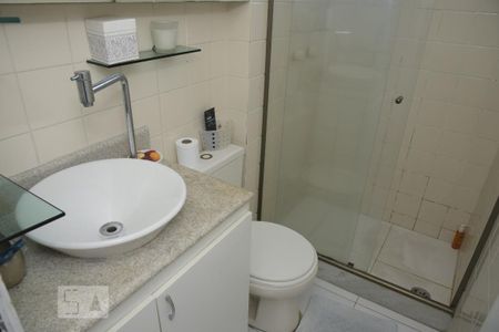 Banheiro  de apartamento para alugar com 1 quarto, 37m² em Anil, Rio de Janeiro