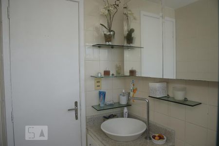 Banheiro  de apartamento para alugar com 1 quarto, 37m² em Anil, Rio de Janeiro