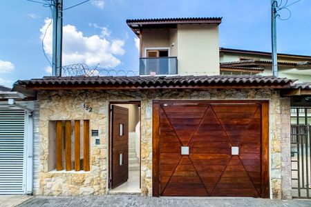 Casa à venda com 180m², 3 quartos e 4 vagas Casa à venda com 180m², 3 quartos e 4 vagasFachada