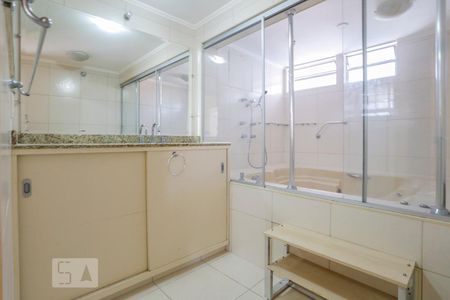 Casa para alugar com 373m², 5 quartos e 4 vagas Casa para alugar com 373m², 5 quartos e 4 vagasBanheiro da Suíte 2