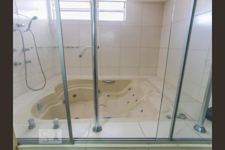 Casa para alugar com 373m², 5 quartos e 4 vagas Casa para alugar com 373m², 5 quartos e 4 vagasBanheiro da Suíte 2