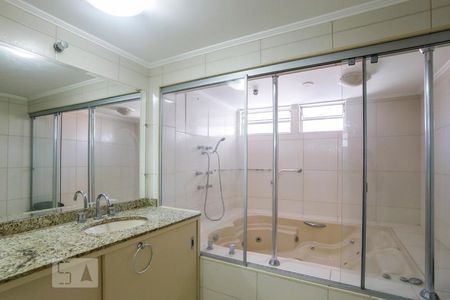 Casa para alugar com 373m², 5 quartos e 4 vagas Casa para alugar com 373m², 5 quartos e 4 vagasBanheiro da Suíte 2