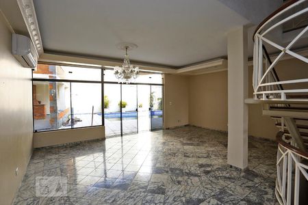 Sala de casa para alugar com 4 quartos, 380m² em Vila Tramontano, São Paulo