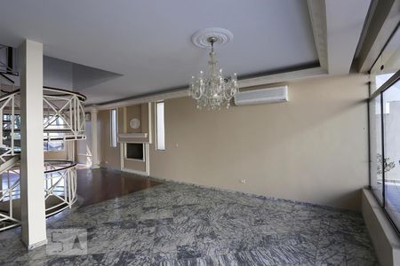 Sala de casa para alugar com 4 quartos, 380m² em Vila Tramontano, São Paulo
