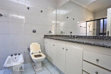 Casa para alugar com 380m², 4 quartos e 5 vagasBanheiro da Suite 3