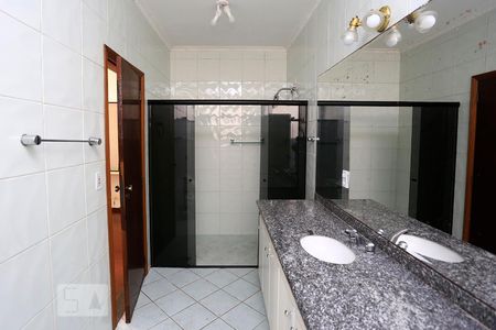 Casa para alugar com 380m², 4 quartos e 5 vagasBanheiro da Suite 4
