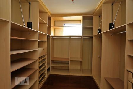 Casa para alugar com 380m², 4 quartos e 5 vagasCloset da Suite 4