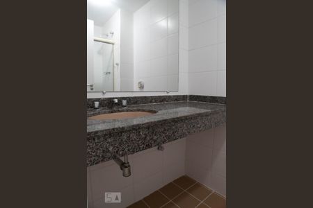 Apartamento para alugar com 70m², 2 quartos e 1 vagaBanheiro da suíte 