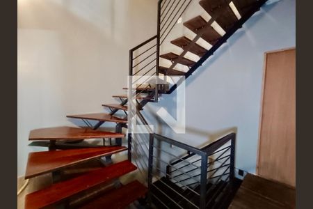 Casa à venda com 571m², 8 quartos e 3 vagasEscada