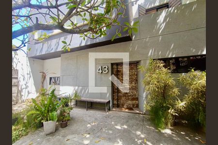 Casa à venda com 571m², 8 quartos e 3 vagasFachada com cartaz QA