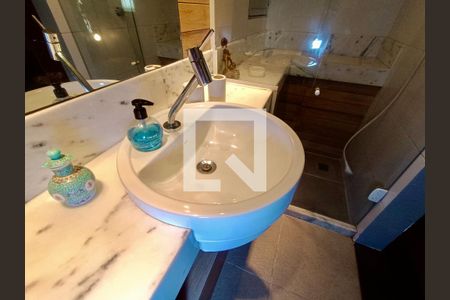 Casa à venda com 571m², 8 quartos e 3 vagasBanheiro Suíte 6