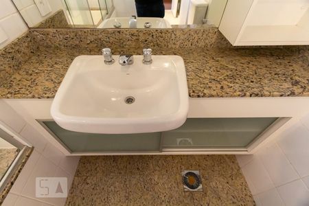 Apartamento à venda com 140m², 3 quartos e 2 vagas Apartamento à venda com 140m², 3 quartos e 2 vagasBanheiro da suíte 1