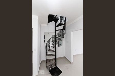 Casa à venda com 200m², 3 quartos e 4 vagas Casa à venda com 200m², 3 quartos e 4 vagasEscada