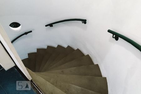 Escada de casa para alugar com 4 quartos, 198m² em Alto da Lapa, São Paulo