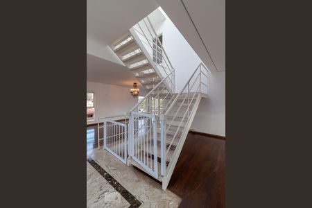 Escadas de casa de condomínio à venda com 4 quartos, 450m² em Alphaville, Santana de Parnaíba