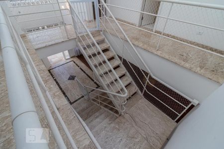 Escadas de casa de condomínio à venda com 4 quartos, 450m² em Alphaville, Santana de Parnaíba