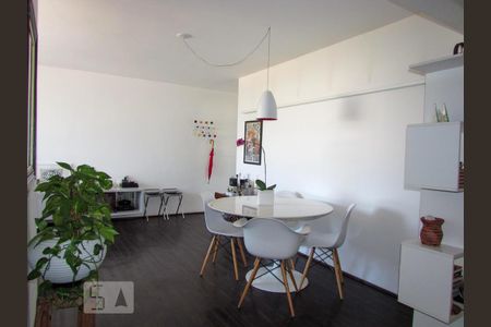 Apartamento para alugar com 74m², 2 quartos e 1 vaga Apartamento para alugar com 74m², 2 quartos e 1 vagaSala