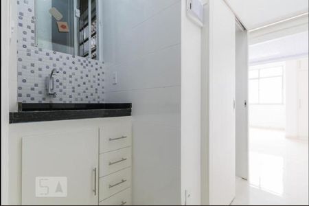 Banheiro de kitnet/studio para alugar com 1 quarto, 30m² em Centro, Rio de Janeiro