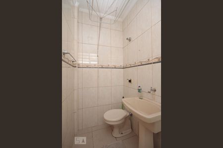 Banheiro de kitnet/studio para alugar com 1 quarto, 24m² em Centro, São Paulo