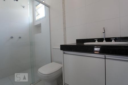 Banheiro de apartamento para alugar com 2 quartos, 60m² em Água Verde, Curitiba