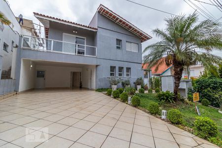 Casa de condomínio para alugar com 320m², 4 quartos e 4 vagas Casa de condomínio para alugar com 320m², 4 quartos e 4 vagasFachada
