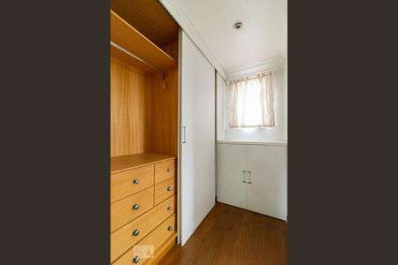 Casa de condomínio para alugar com 320m², 4 quartos e 4 vagas Casa de condomínio para alugar com 320m², 4 quartos e 4 vagasDetalhe da Suíte 1