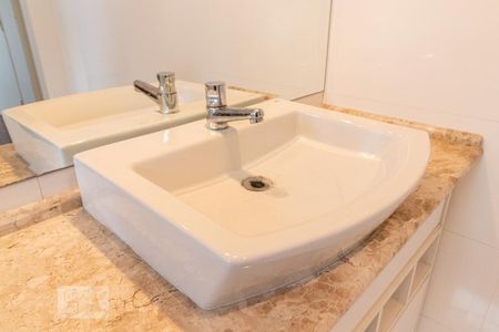 Casa de condomínio para alugar com 320m², 4 quartos e 4 vagas Casa de condomínio para alugar com 320m², 4 quartos e 4 vagasDetalhe do Banheiro da Suíte 2