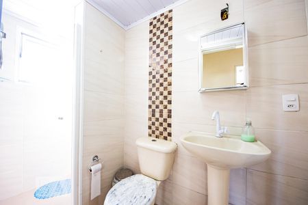 Banheiro  de apartamento à venda com 2 quartos, 60m² em Humaitá, Porto Alegre