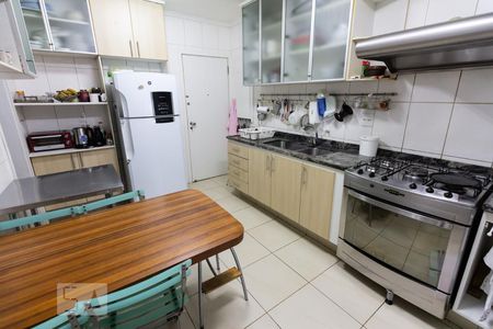 Cozinha de apartamento para alugar com 4 quartos, 176m² em Perdizes, São Paulo