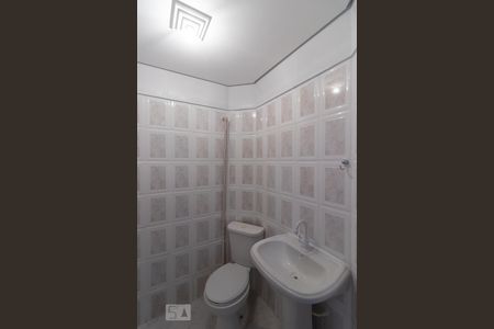 Banheiro de casa de condomínio para alugar com 1 quarto, 43m² em Vila Ré, São Paulo