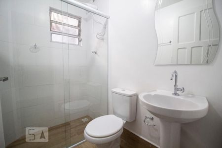 Banheiro de casa para alugar com 1 quarto, 60m² em Bom Retiro, São Paulo