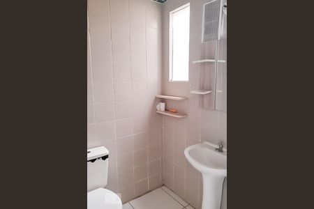 Banheiro de apartamento à venda com 2 quartos, 60m² em Cavalhada, Porto Alegre