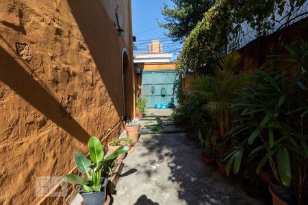 Área externa - corredor lateral de casa à venda com 2 quartos, 200m² em Pinheiros, São Paulo