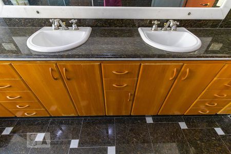 Casa de condomínio à venda com 600m², 5 quartos e 6 vagas Casa de condomínio à venda com 600m², 5 quartos e 6 vagasBanheiro da suíte 1